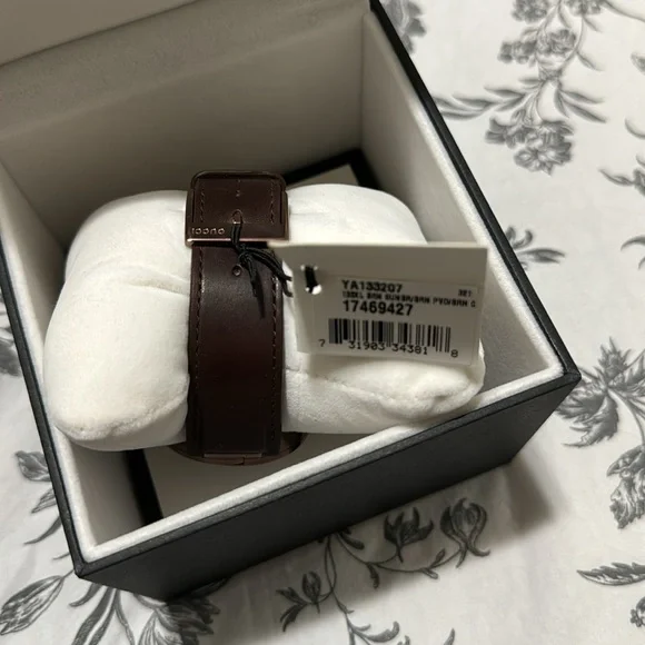 Gucci GG Interlocking Watch/ Leather band